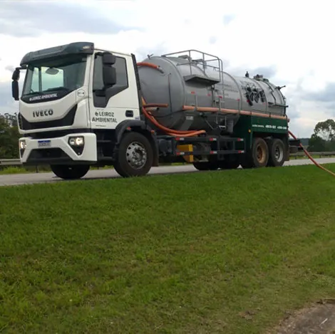 Caminhão tanque Iveco da Leiroz Ambiental em operação na beira da rodovia