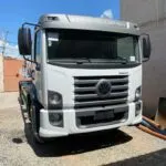 Cavalo mecânico Mercedes-Benz branco da frota
