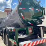 Caminhão tanque verde com faixa vermelha e amarela